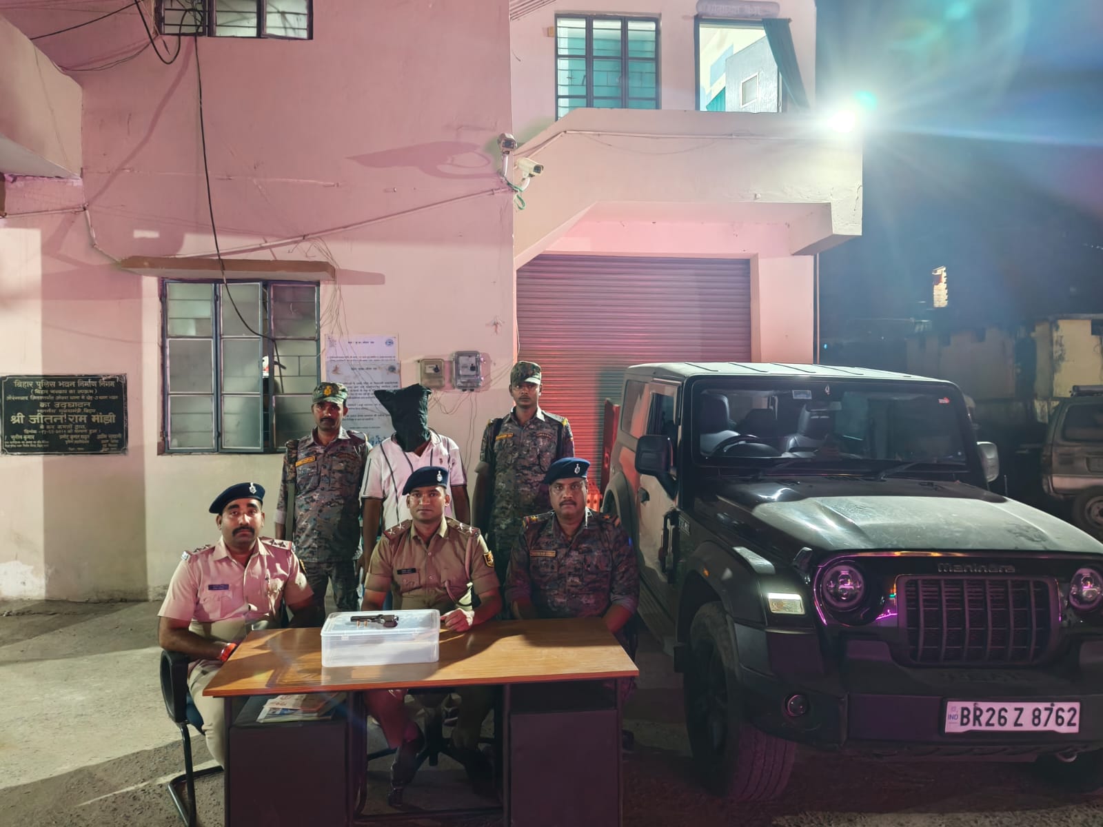 फायरिंग कर रहे आरोपी को पुलिस ने एक किमी पीछा कर किया गिरफ्तार।