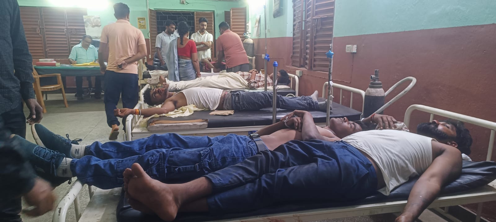 शादी समारोह से लौट रहा बोलेरो पलटी,सात लोग घायल,सभी रिम्स रेफर