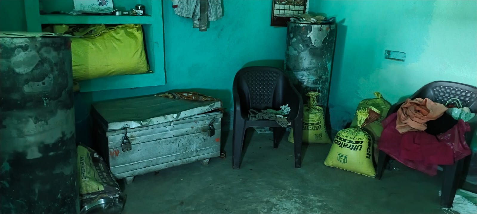 मोहनपुर में चरम पर अपराध : पुलिस वर्दी में पहुंचे बदमाश, पिस्तौल के दम पर लूट