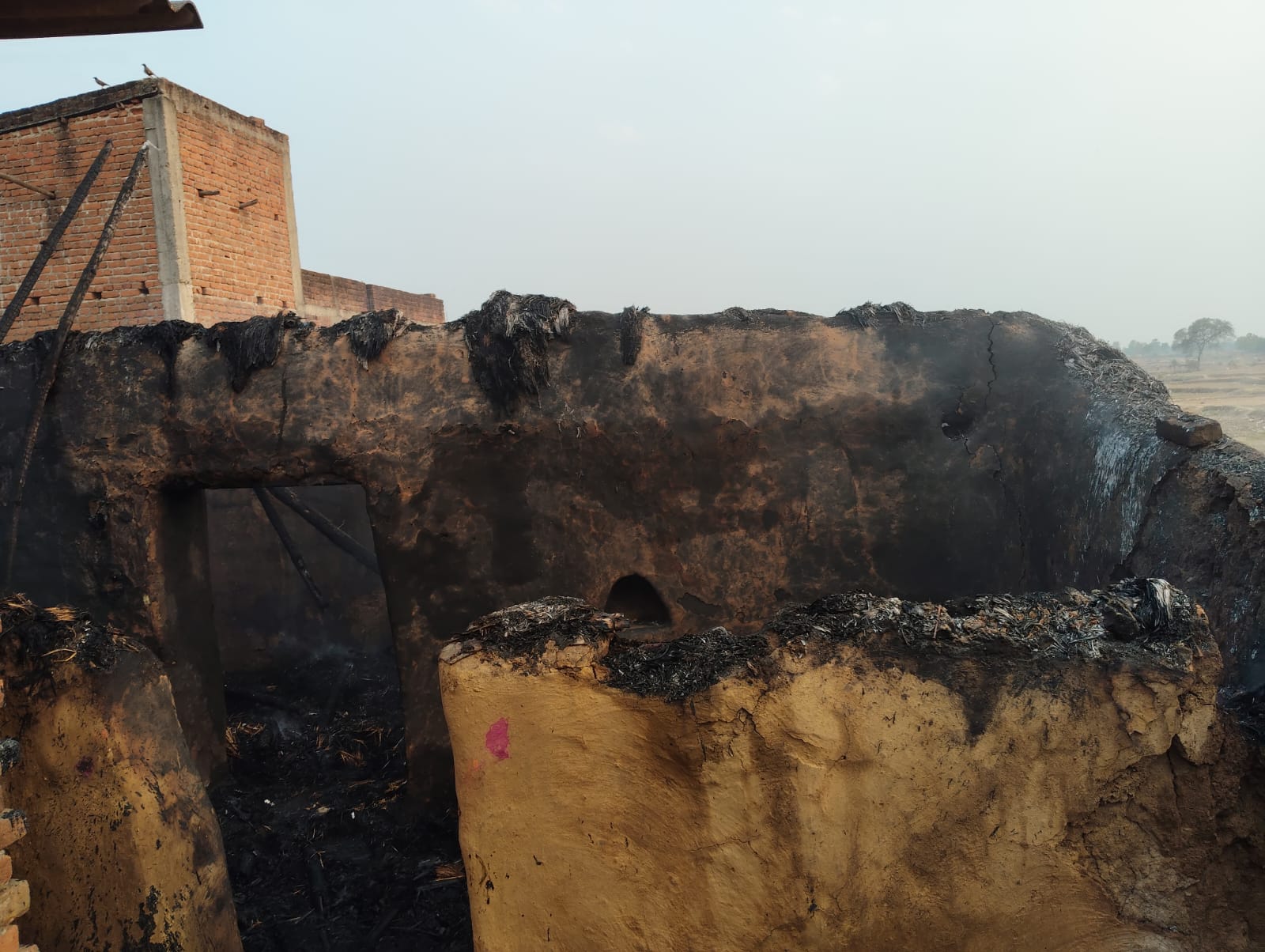 शॉर्ट सर्किट से एक घर में लगी आग, हजारों की संपत्ति जलकर राख।