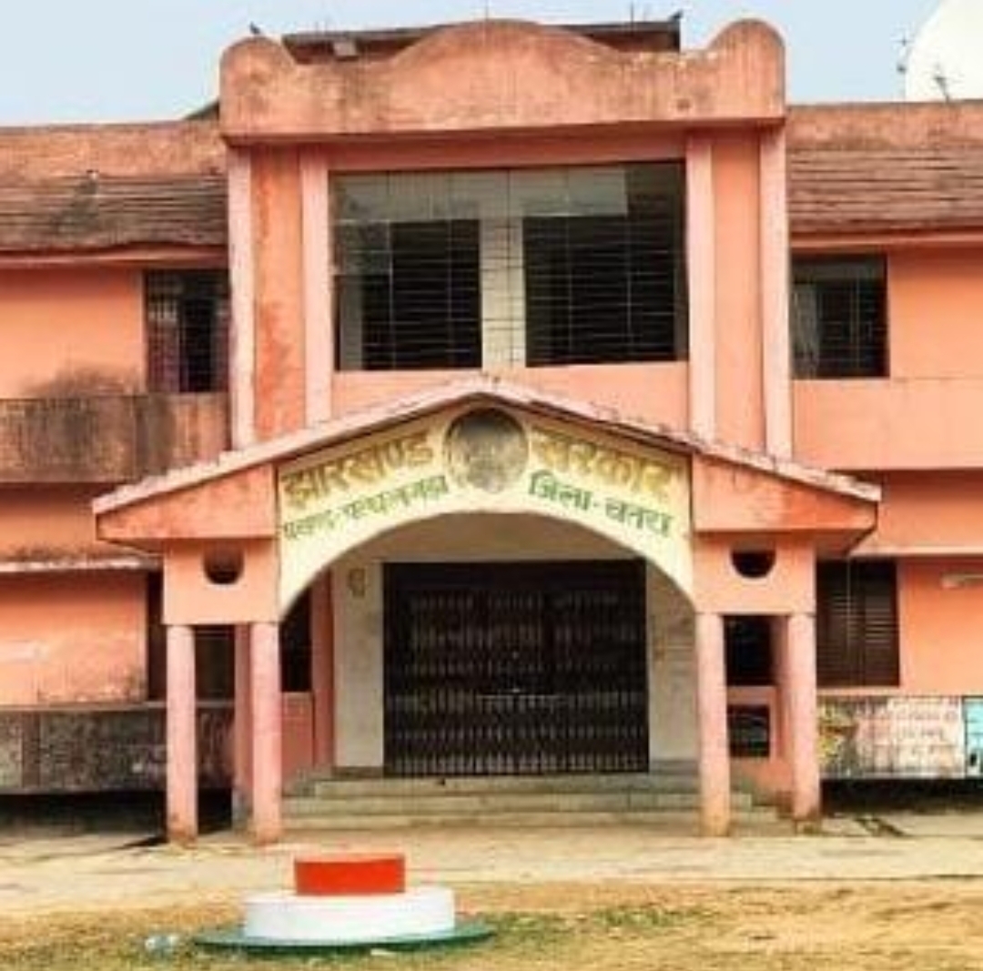 प्रखंड के नॉनगांव और मेराल पंचायत के पंचायत सेवक के अनुपस्थिति के कारण विकास कार्य प्रभावित हो रहा है।