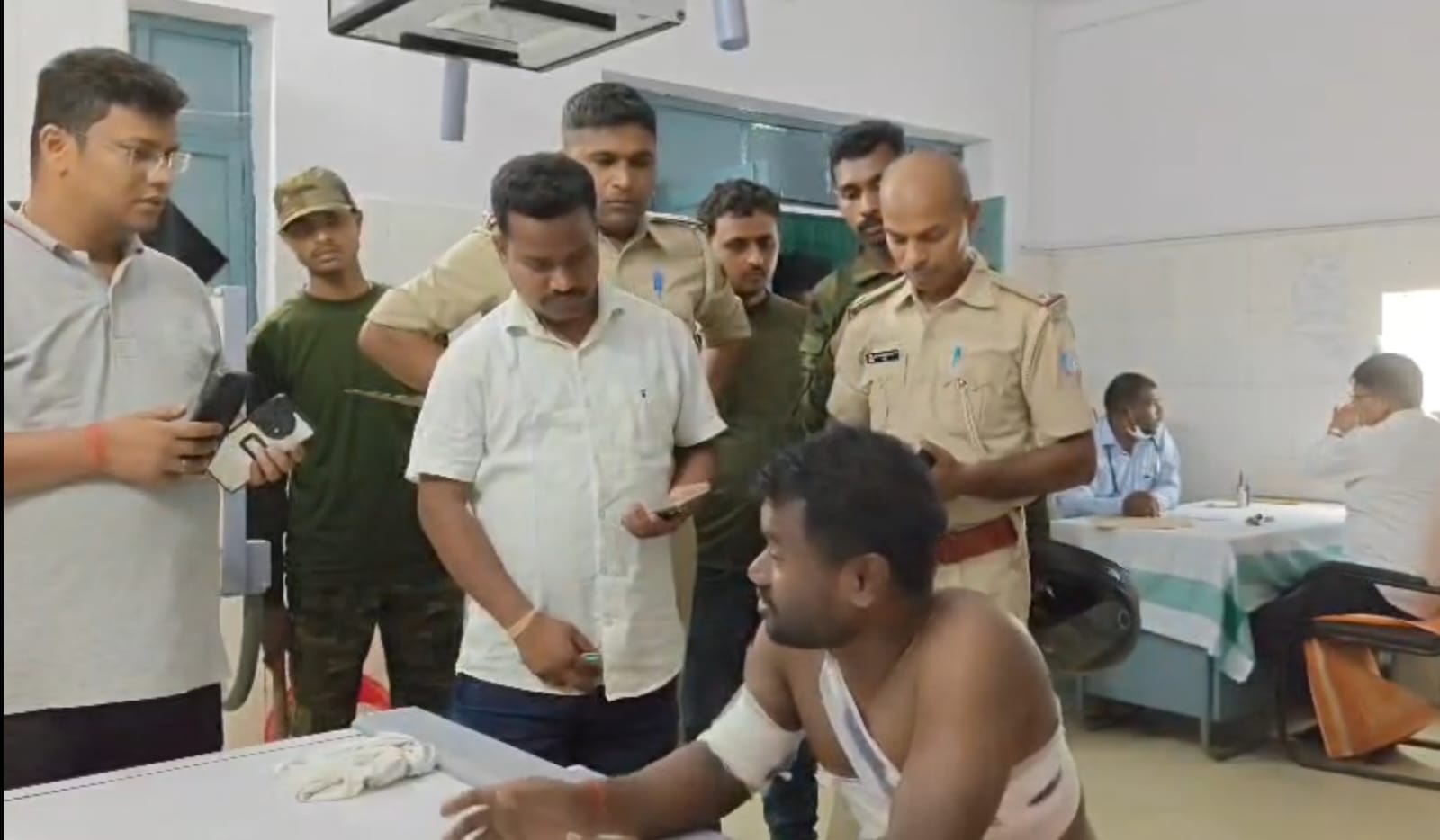 पोलमा गांव में अज्ञात अपराधियों ने एक युवक को गोली मारकर गंभीर रूप से घायल कर दिया।