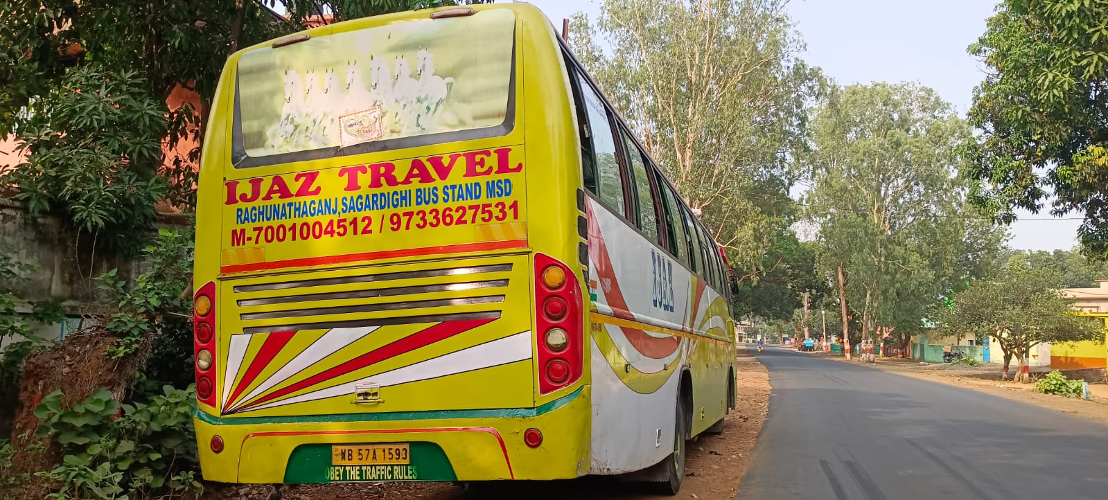 शिकारीपाड़ा में 11 हजार वोल्ट के तार की चपेट में आई बाराती बस, छत पर सवार आधा दर्जन लोग झुलसे।