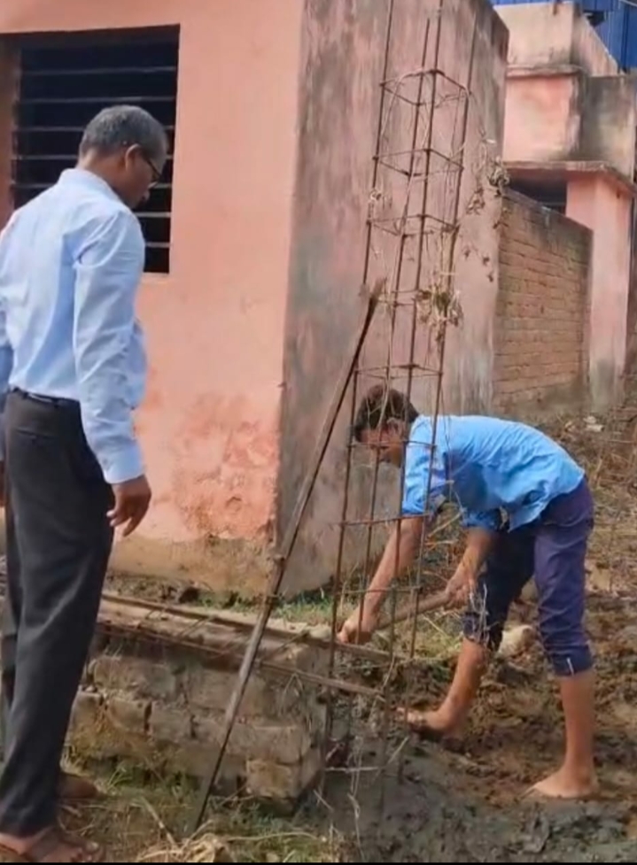 विद्यालय में छात्र से नाला साफ कराने की विडियो वायरल।