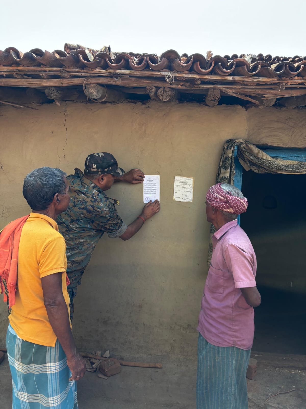 भाकपा माओवादी नक्सली हरिवंश जी के घर पुलिस ने चिपकाया इश्तेहार,