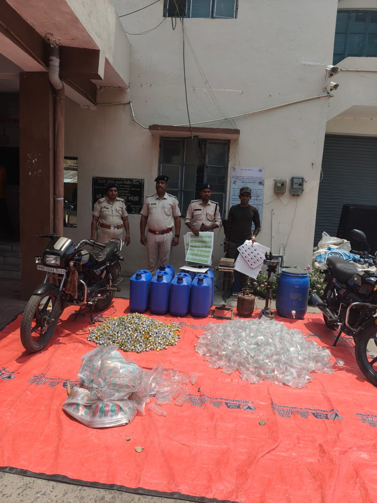 शराब फैक्ट्री का उद्भेदन, शराब के साथ शराब निर्माण में प्रयुक्त होने वाले सामग्री बरामद