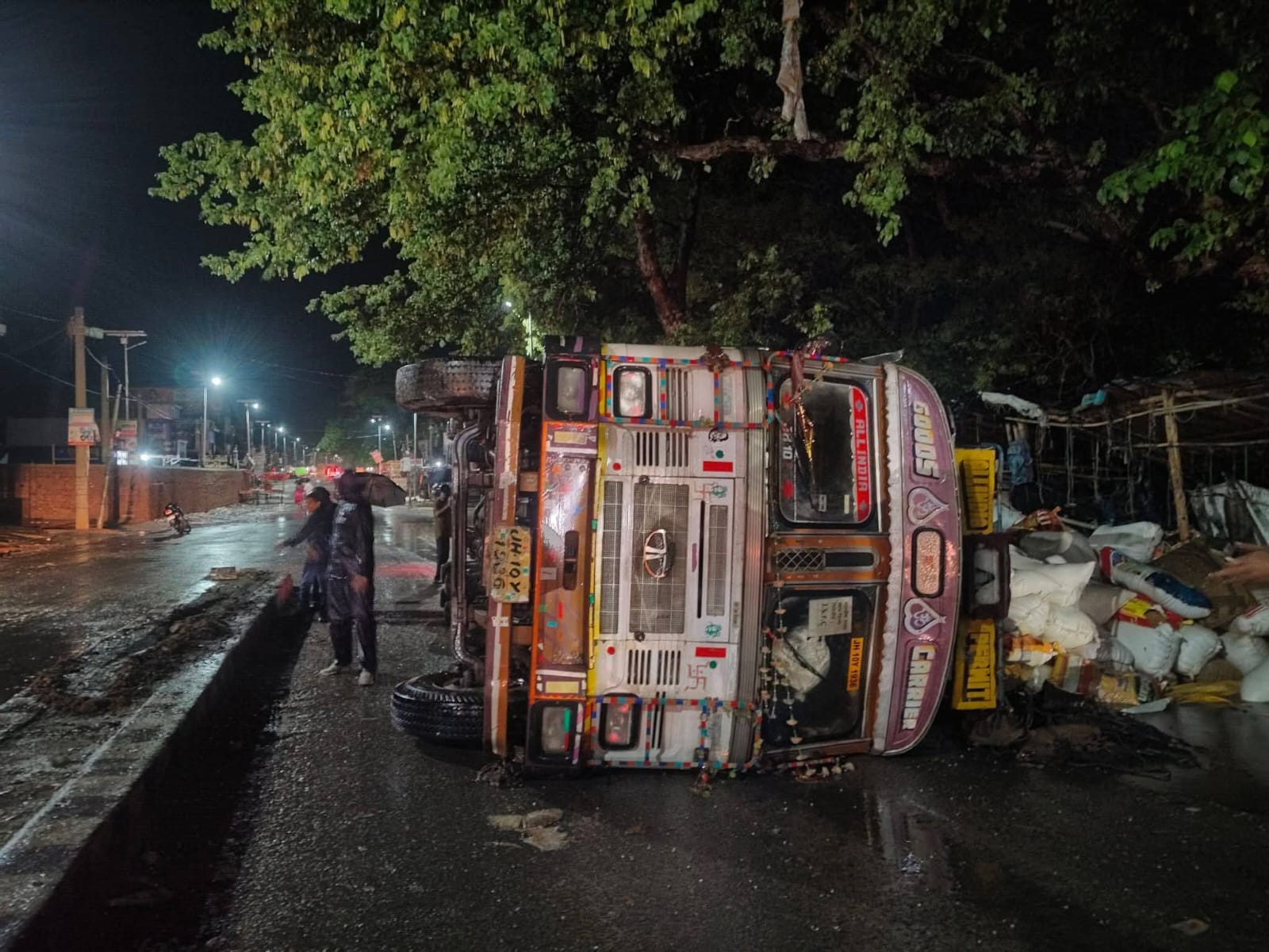 जमुआ चौक पर अनियंत्रित ट्रक पलटा, बड़ा हादसा टला