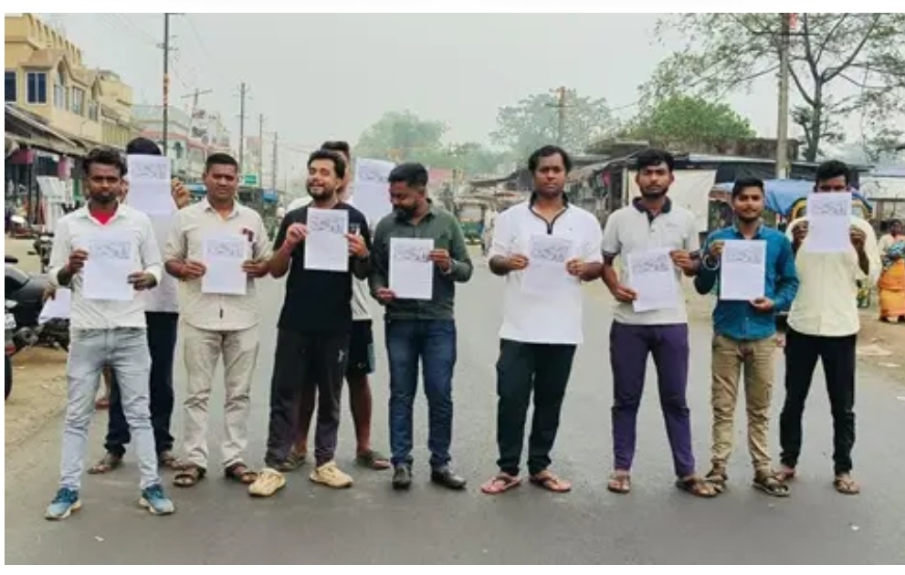 शिकारीपाड़ा: ब्लॉक मैदान को अतिक्रमण मुक्त कराने के लिए ग्रामीणों का व्यापक पोस्टर अभियान।