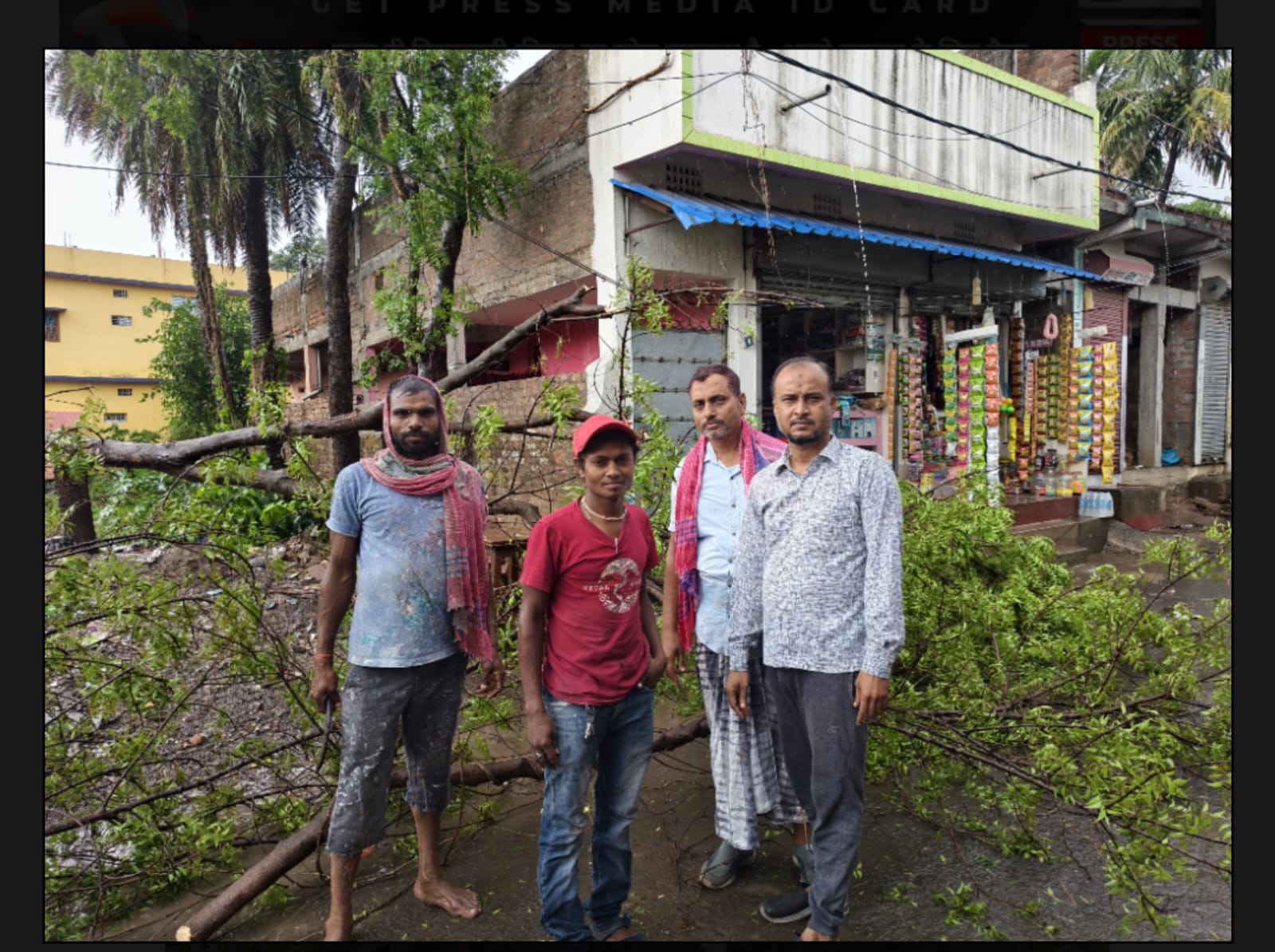 बरहरवा में आंधी-बारिश से बिजली व्यवस्था बाधित, तत्परता से हटाया गया पेड़