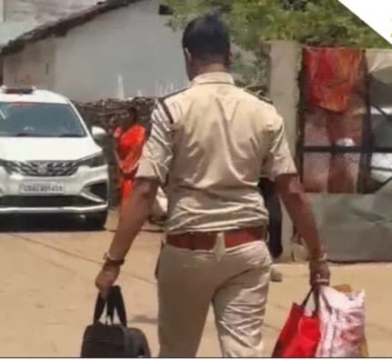 रायपुर में घर में मिला बम बनाने का सामान एयरगन वायर और दो बोतल केमिकल जब्त पुलिस जांच में जुटी