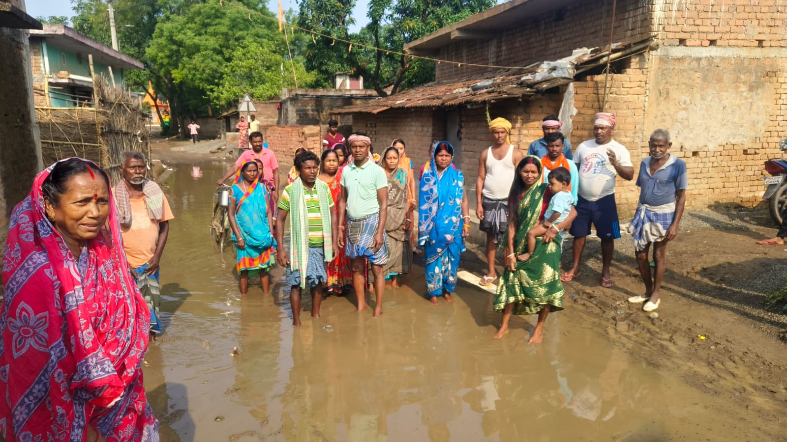 सड़क पर जलजमाव से मोहनपुर गांव के ग्रामीण परेशान, आवागमन पूरी तरह प्रभावित