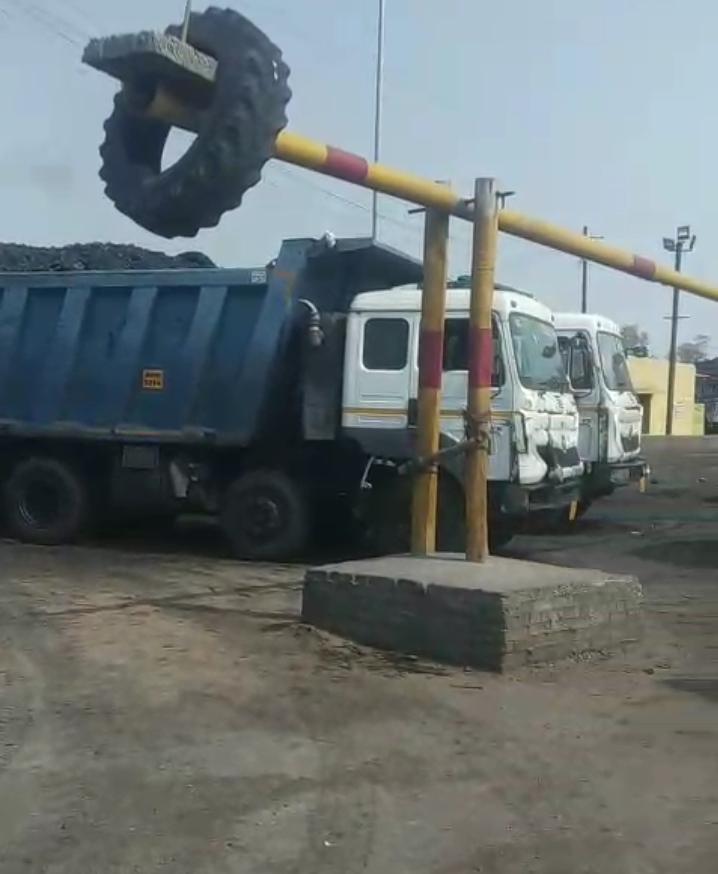तेतरियाखांड कोलियरी में गतिरोध जारी,तीन दिनों से खड़े हैं कोयला लोड हाईवा।