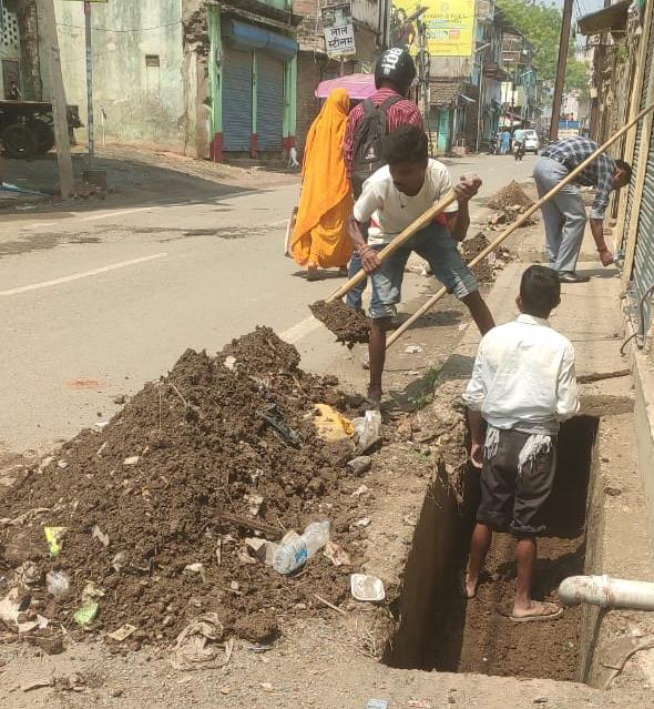 पूर्व वार्ड नंबर 07 में बड़े नाला का सफाई अभियान युद्ध स्तर पर तेज कर दी।
