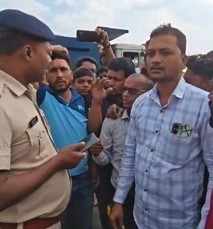 हाईवा के ठोकर से बाल-बाल बचे बच्चों से भरा स्कुल बस