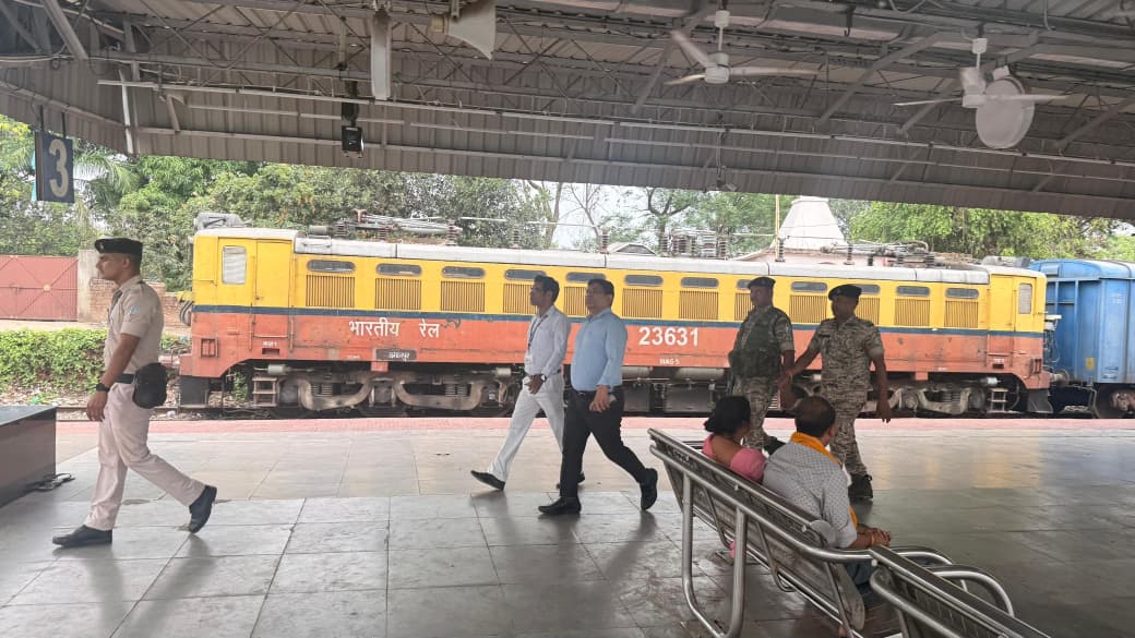 देवघर उपायुक्त ने राजकीय श्रावणी मेला-2026 की तैयारियों को लेकर जसीडीह रेलवे स्टेशन का किया निरीक्षण