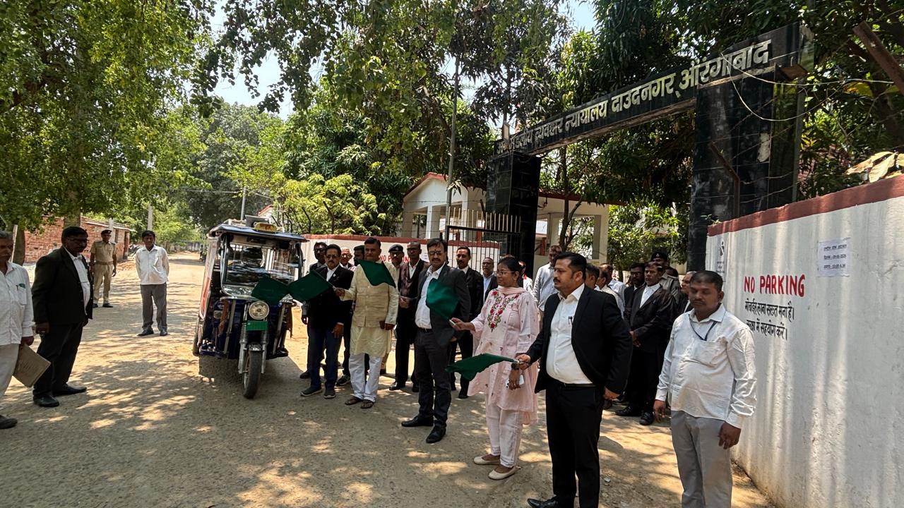 राष्ट्रीय लोक अदालत में वादों के निस्तारण हेतु दाऊदनगर में जागरूकता रथ को किया गया रवाना