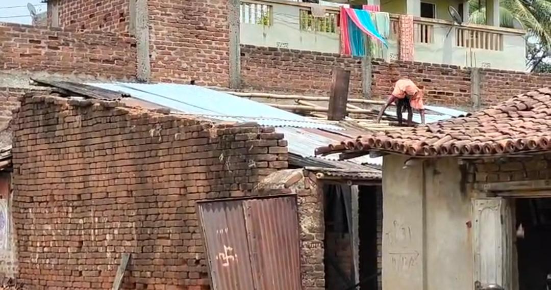 पुस्तैनी जमीन पर भू माफिया का कब्ज़ा, पीड़ित परिवार ने उपायुक्त से लगाई न्याय की गुहार