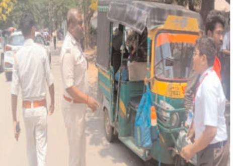 स्कूली बच्चों की सुरक्षा अब देवघर पुलिस के कंधे पर, कई स्कूलों की बसों और टेंपो की हुई सघन जांच