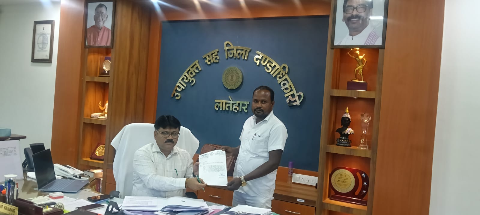खराब पानी टंकी को चालू कराने की मांग,मुखिया ने उपायुक्त को सौंपा आवेदन