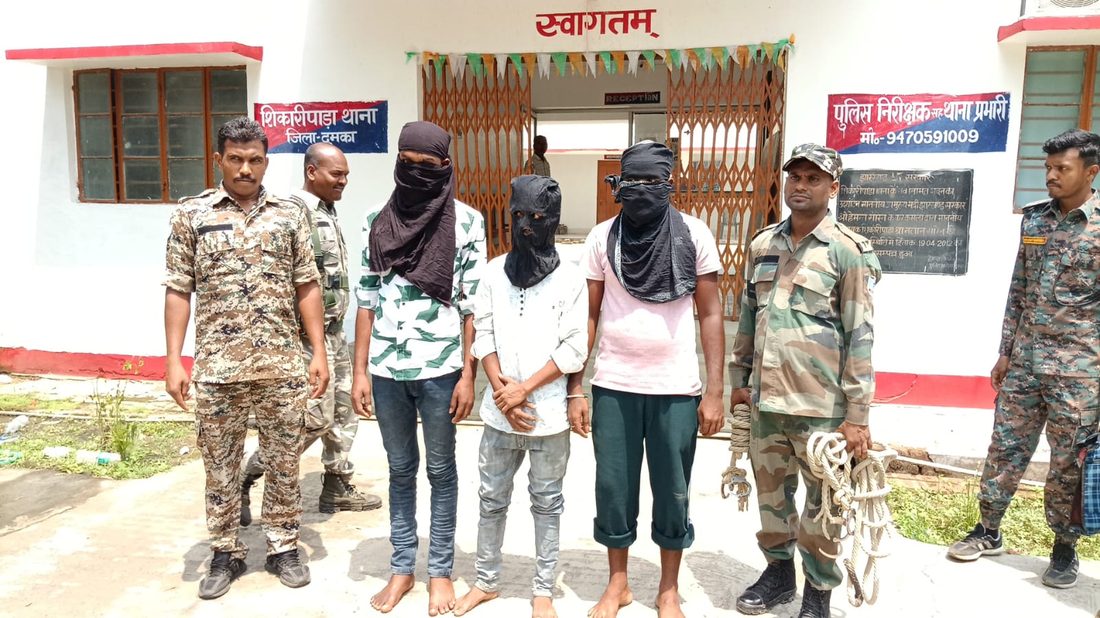 दुमका में अंतर-राज्यीय ट्रैक्टर चोर गिरोह का पर्दाफाश: शिकारीपाड़ा और मुफ्फसिल से चोरी हुए दोनों ट्रैक्टर बरामद, तीन शातिर दबोचे।