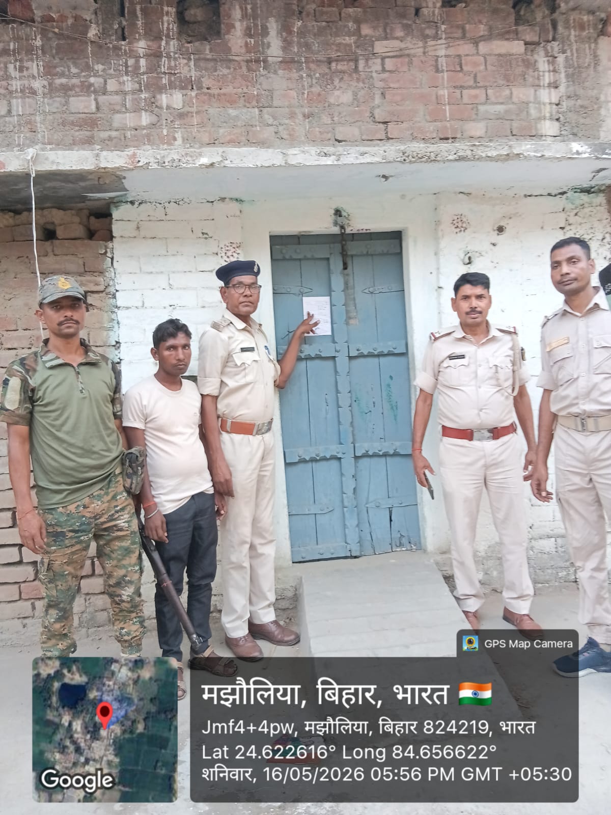 नावालिक लड़की की घर से भगाकर शादी के नियत से ले जाने मामले में घर पर चिपका इश्तहार।