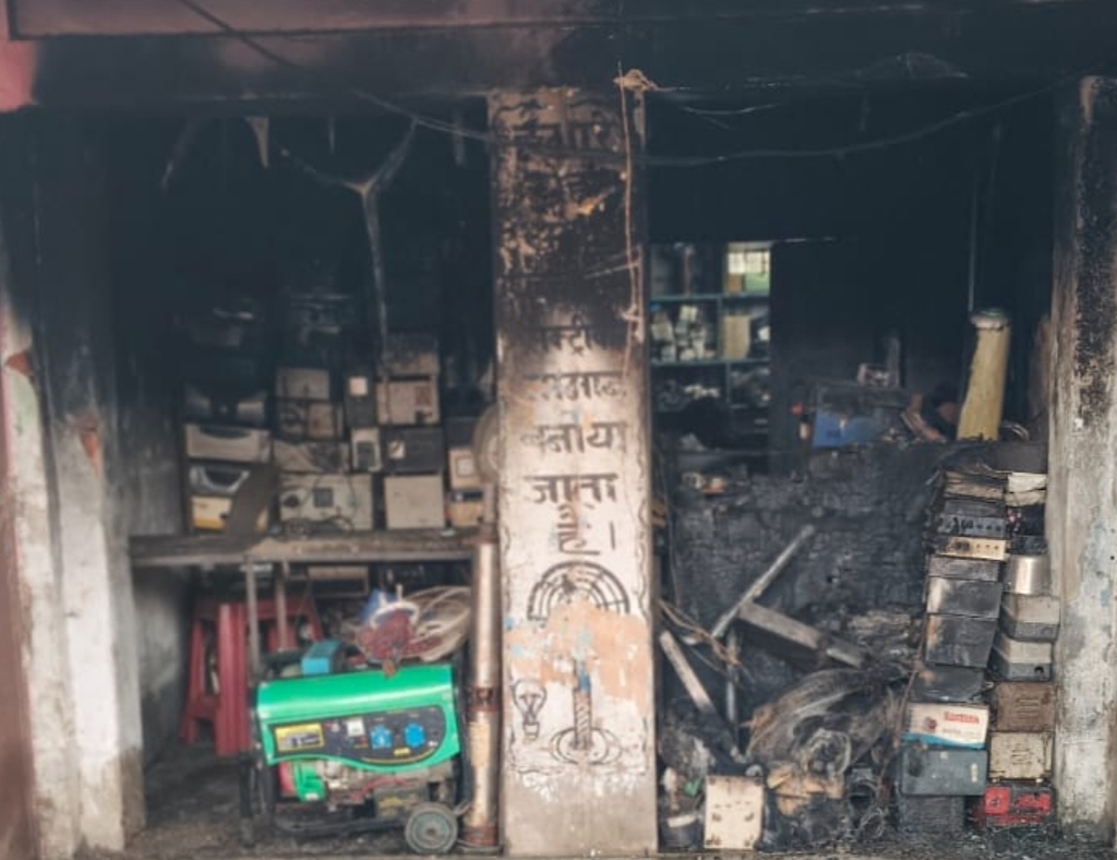 इसराफिल इलेक्ट्रिकल दुकान में भीषण आग, लाखों का हुआ नुकसान।