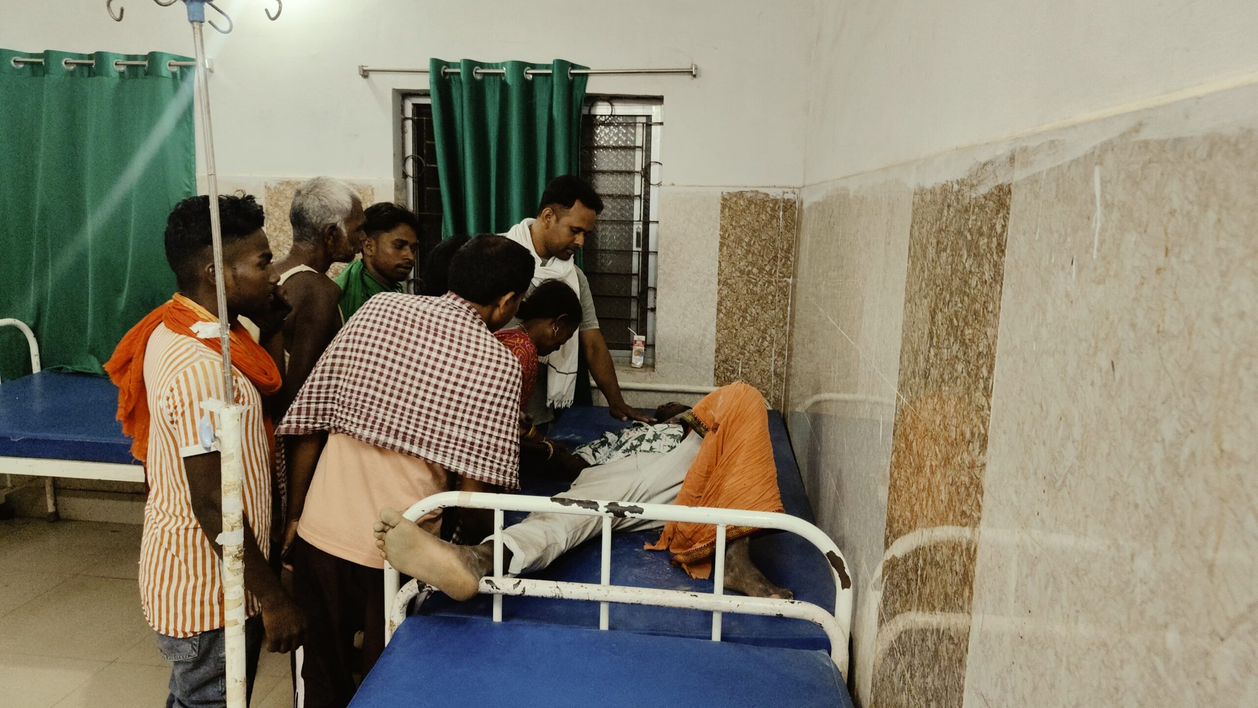 हंटरगंज में निर्माणाधीन नहर पुल में बाइक सवार दो युवक गिरे,