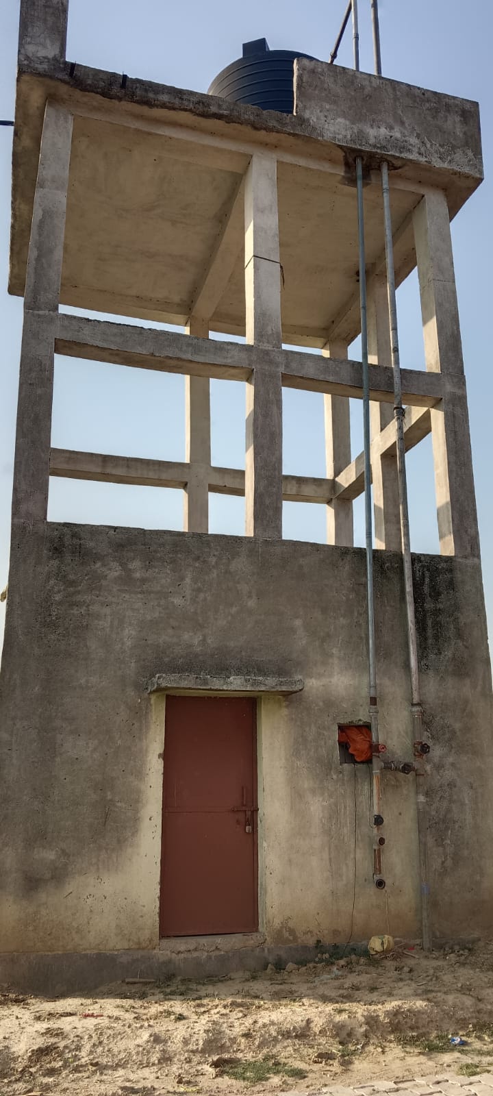 दुबा गांव बने नलजल योजना के रूम में भूसा रखने का आरोप।