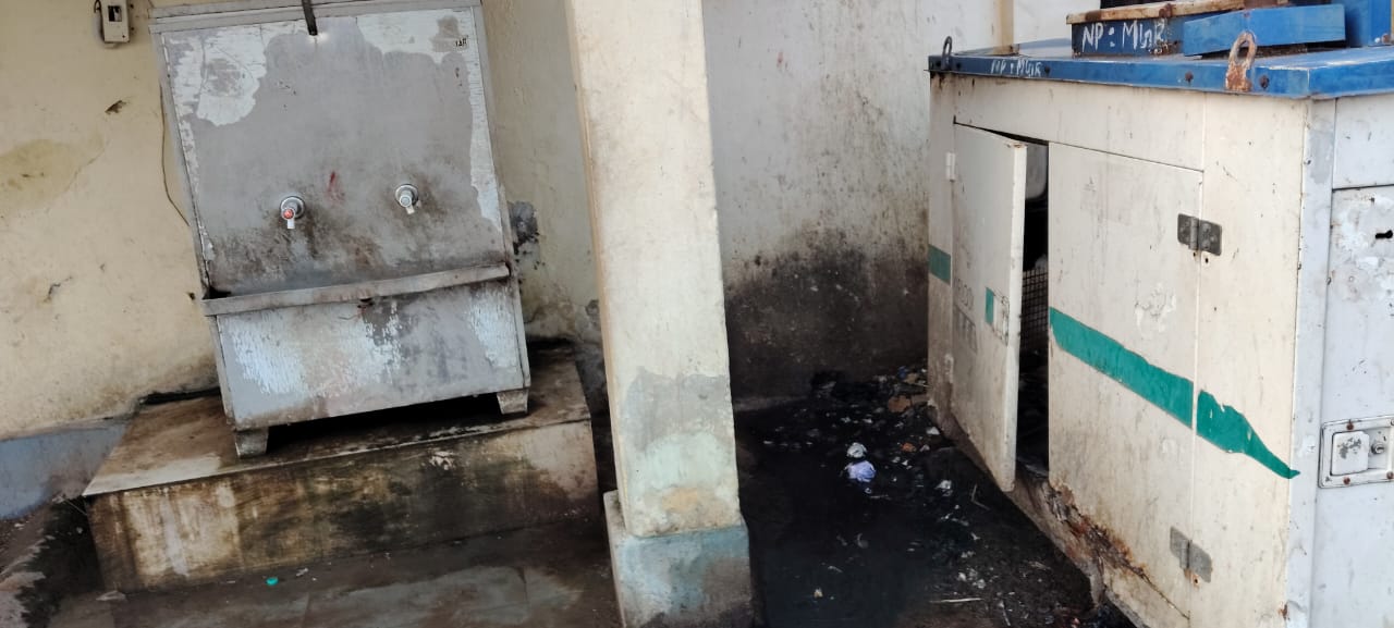 ऑटोमेटिक वेडिंग मशीन के पास जलजमाव से फैल रही गंदगी