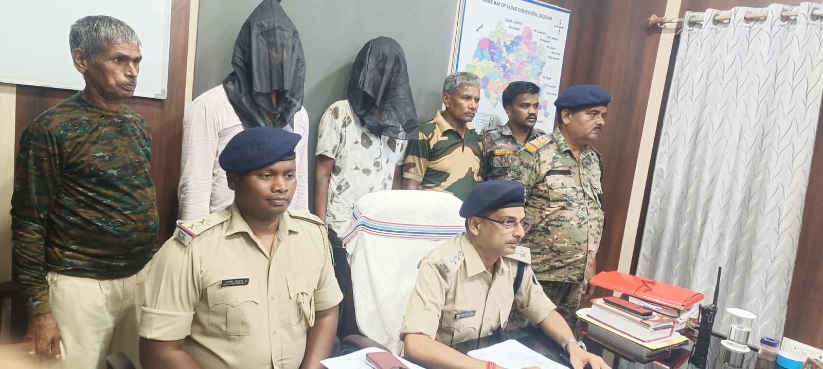 देवघर पुलिस का नशे पर प्रहार: ब्राउन शुगर बेच रहे दो तस्कर गिरफ्तार, 8.43 ग्राम बरामद
