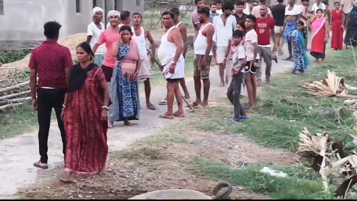 गुरुआ थाना में वकील की गिरफ्तारी पर बढ़ा विवाद, ग्रामीणों ने उठाए सवाल।