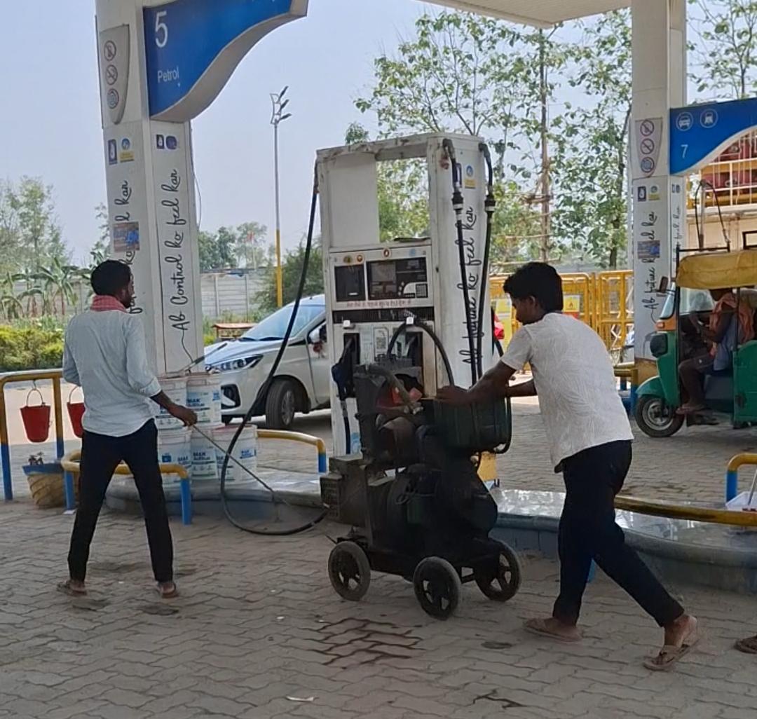 डब्बा में नहीं मिला डीजल तेल, तो जनरेटर लेकर पेट्रोल पंप पहुंचा युवक,