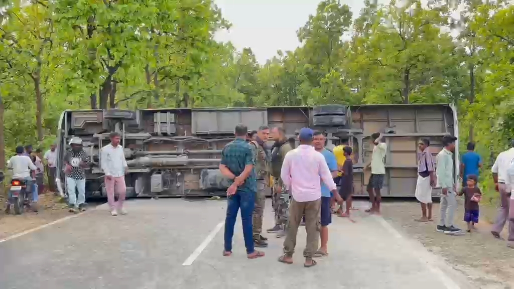 चतरा के हुरनाली जंगल में मजदूरों को लेने जा रही एसी बस दुर्घटनाग्रस्त; बाल-बाल बचे लोग, घंटों लगा रहा महाजाम
