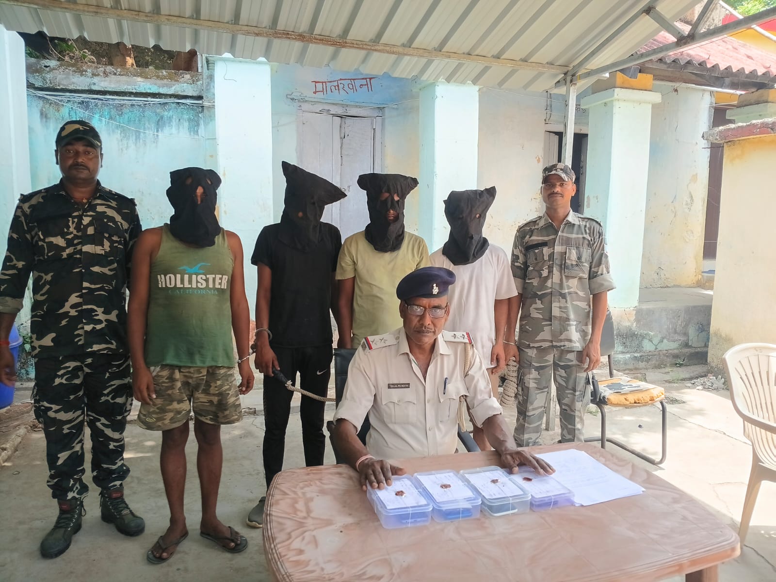 देवघर पुलिस ने 4 साइबर अपराधियों को किया गिरफ्तार, Flipkart-Amazon कस्टमर केयर बनकर करते थे ठगी