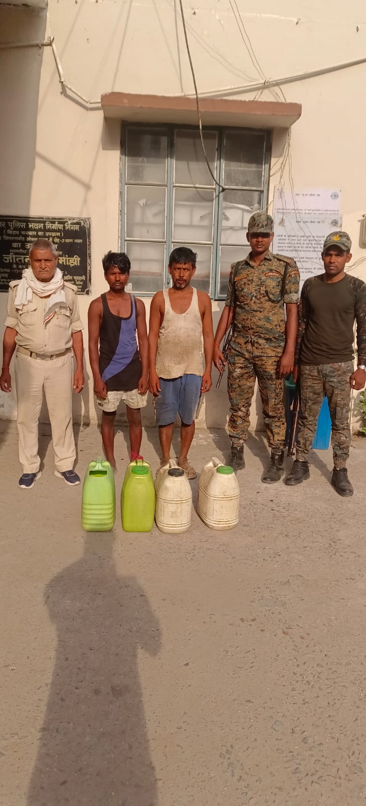 ओबरा पुलिस ने महादेवा मे छापामारी कर पुरानी सोन टीला से 52 लीटर देशी महुआ शराब बरामद किया।
