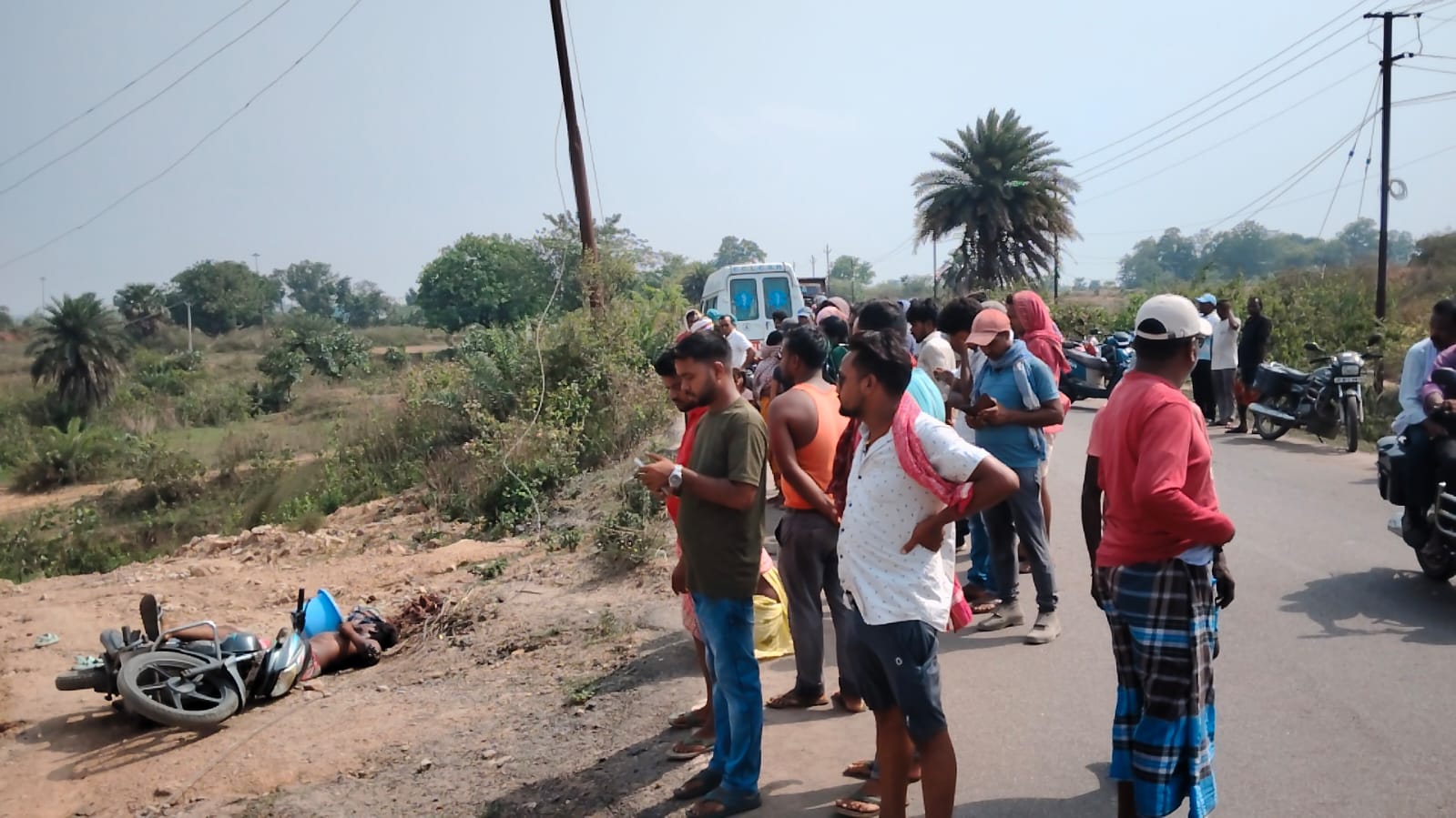हाईटेंशन तार की चपेट में आने से विस्थापित युवक की मौत, मुआवजे की मांग पर सड़क जाम