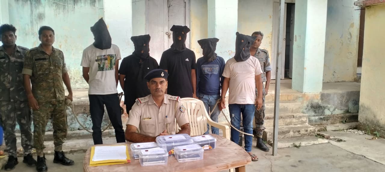 देवघर पुलिस की बड़ी कार्रवाई: 05 शातिर साइबर ठग रंगे हाथ गिरफ्तार, ₹1.22 लाख नगद बरामद