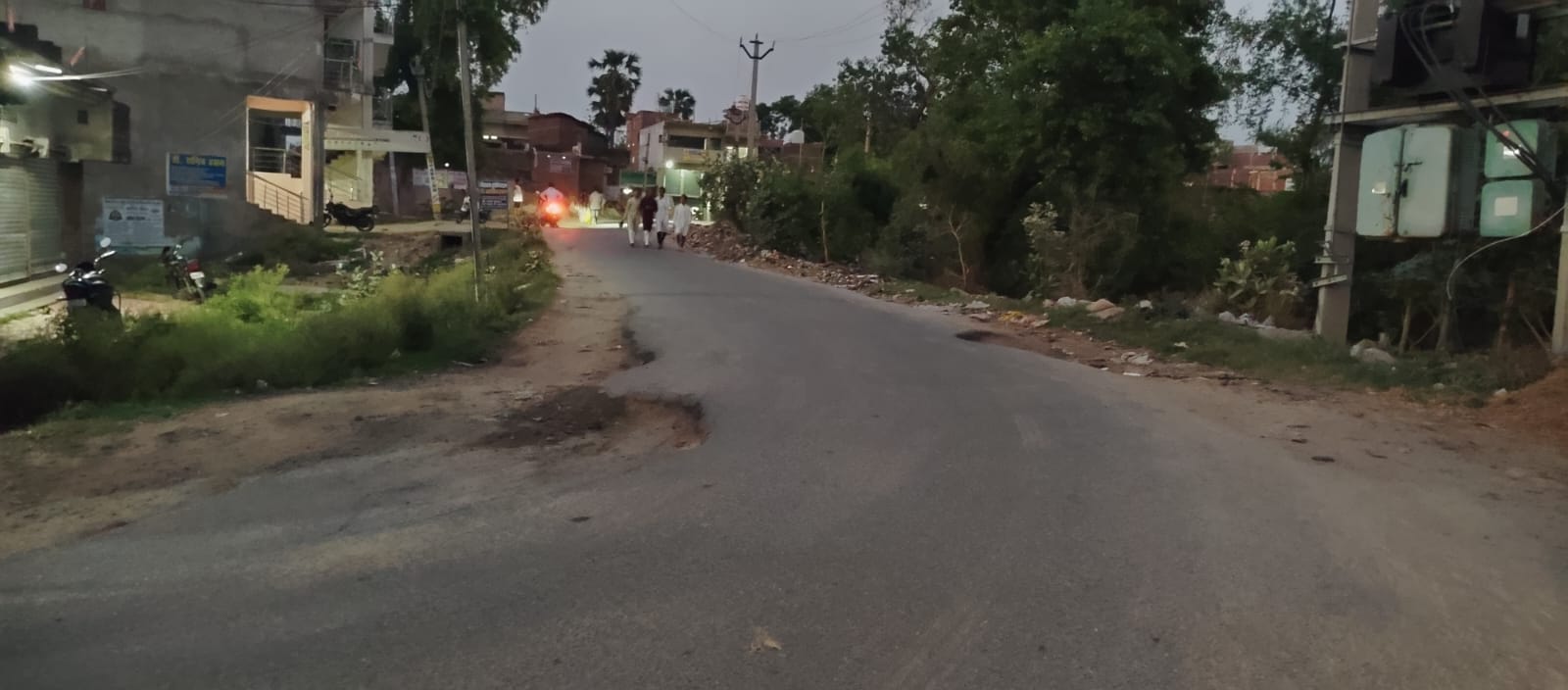 गुरुआ-दरियापुर मुख्य सड़क हुई जर्जर, राहगीरों को बढ़ा खतरा।
