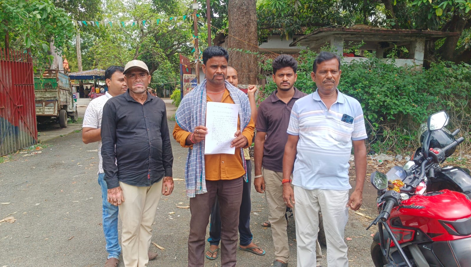 शिकारीपाड़ा में बेखौफ अपराधी: स्वर्ण व्यवसायी को घेरा, पिस्तौल सटाकर नकदी और चांदी लूटी; दहशत फैलाने को की हवाई फायरिंग!