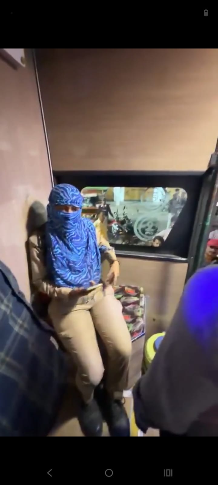 उरई कोतवाली क्षेत्र में एक महिला सिपाही का हाईवोल्टेज ड्रामा सामने आया है, जिसका वीडियो सोशल मीडिया पर तेजी से वायरल हो रहा है