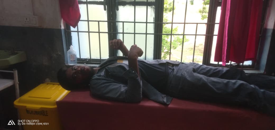 बकरी को बचाने में बाइक सवार युवक घायल,रेफर।