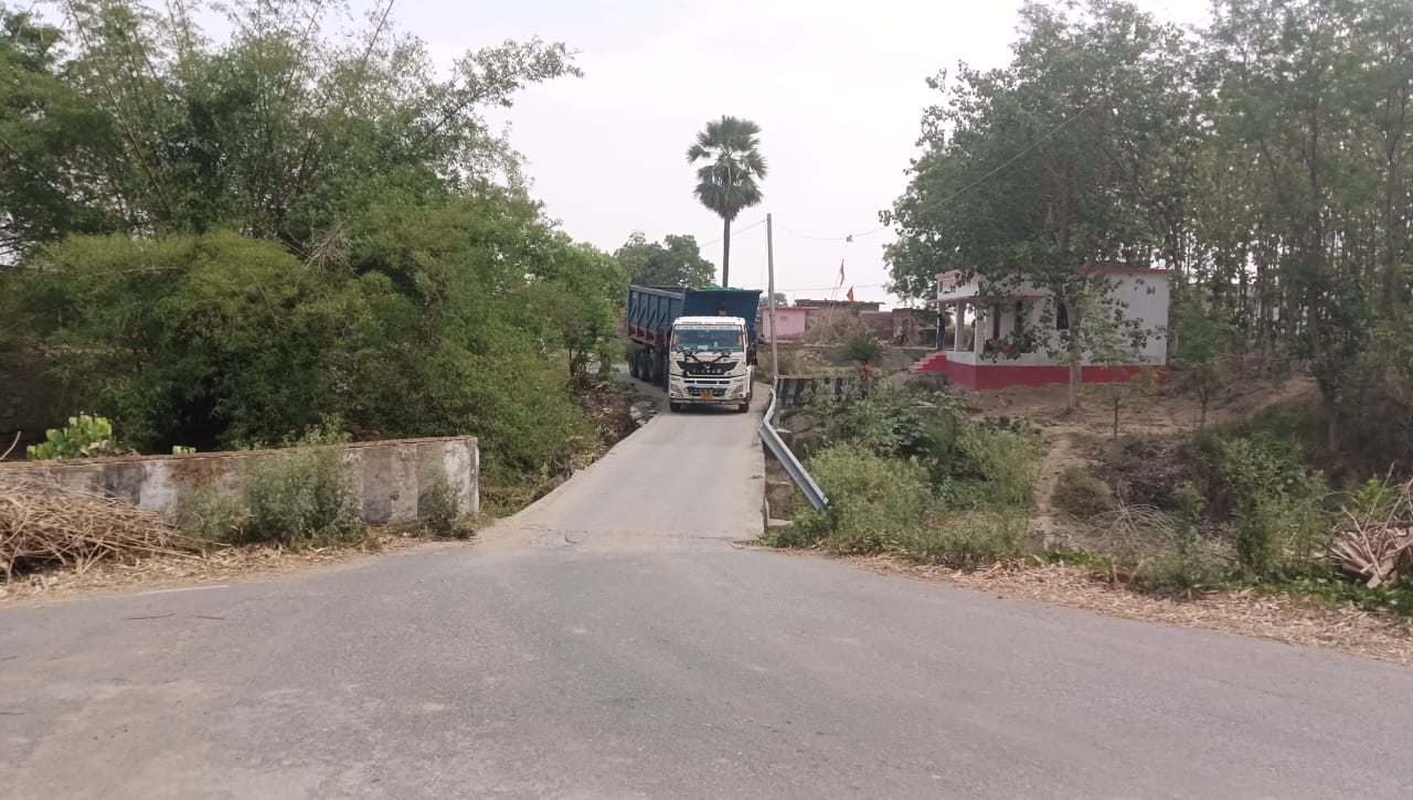 औरंगाबाद बालुगंज मार्ग पर अदरी नदी पुल की स्थिति जर्जर,जान जोखिम में डालकर पार कर रहे वाहन।