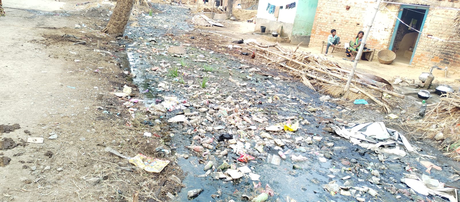 पइन की सफाई नहीं होने से दलित बस्ती में बाढ़ का खतरा, ग्रामीणों में चिंता