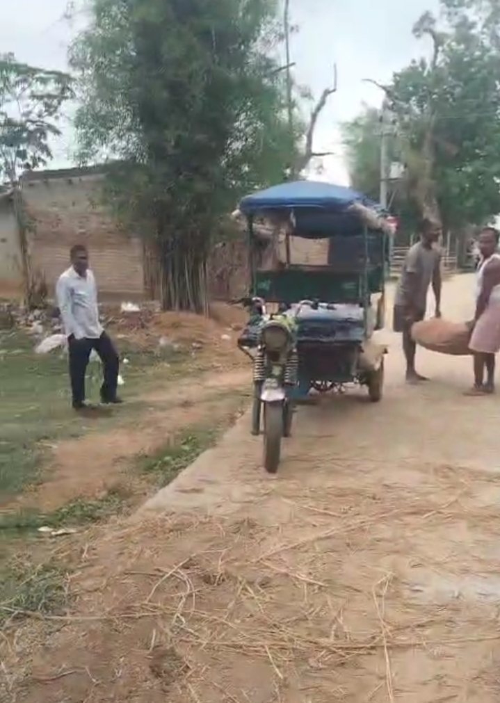 ओटो पर लदे एमडीएम चावल को लेकर ग्रामीणों ने किया हंगामा।