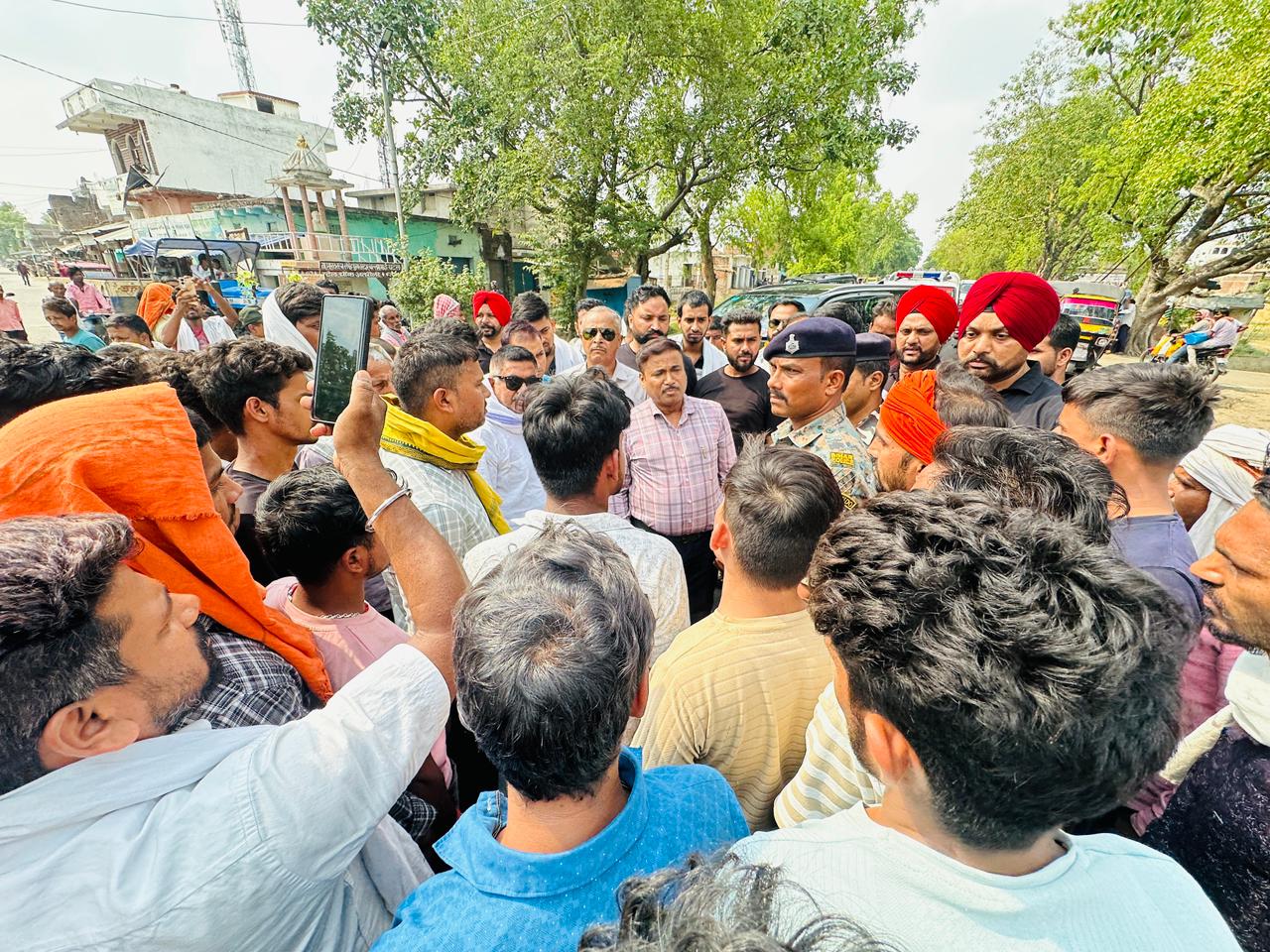 अज्ञात वाहन ने दो बाइक सवार को मारा टक्कर, एक का इलाज के दौरान मौत एक घायल।
