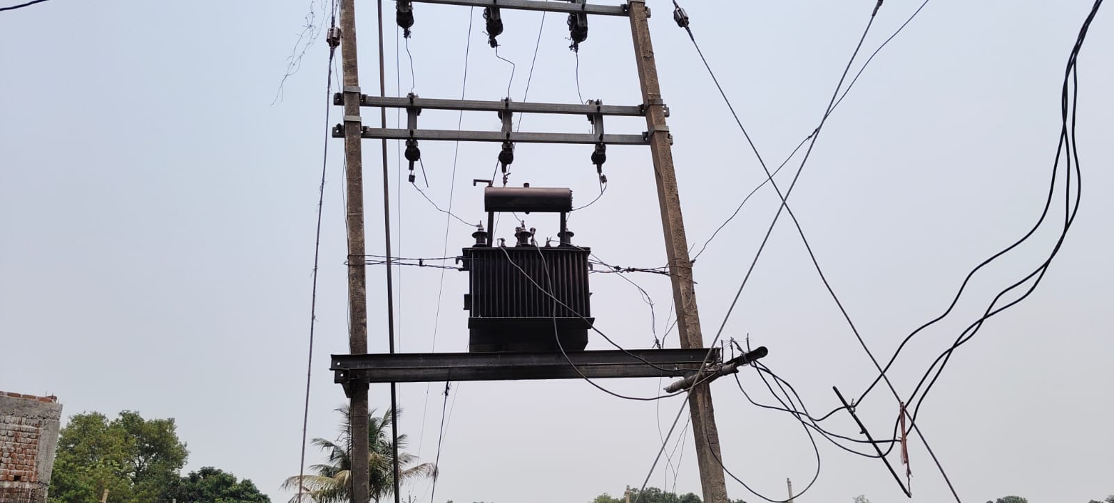 धर्मपुर गांव एक सप्ताह से अंधेरे में, भीषण गर्मी में ग्रामीण बेहाल