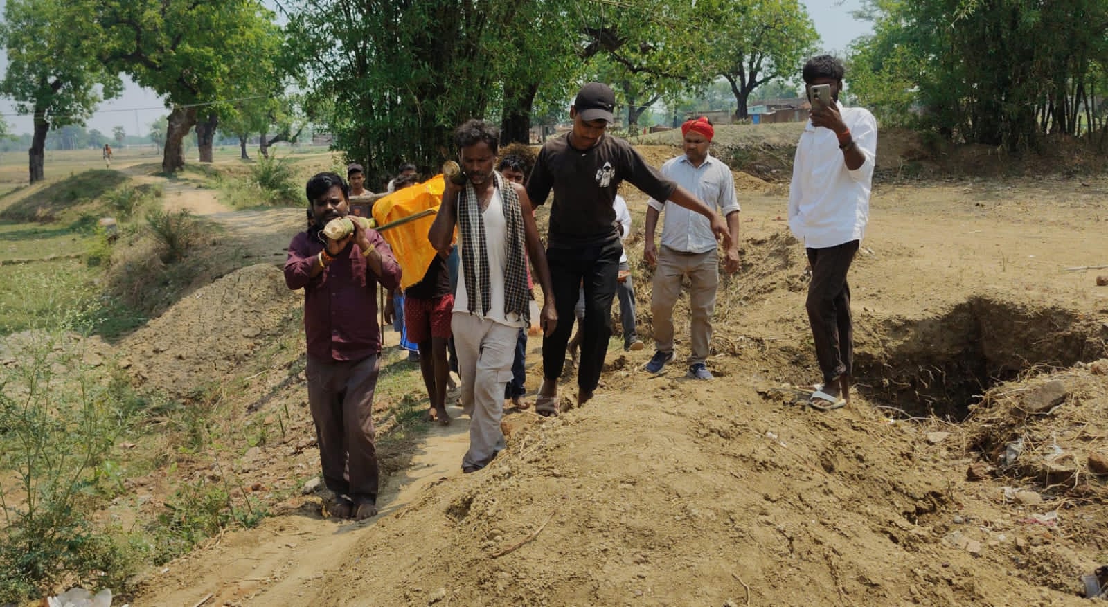 मानवता शर्मसार, कंधे में शव रखकर रास्ता बंद के खिलाफ विरोध प्रदर्शन,