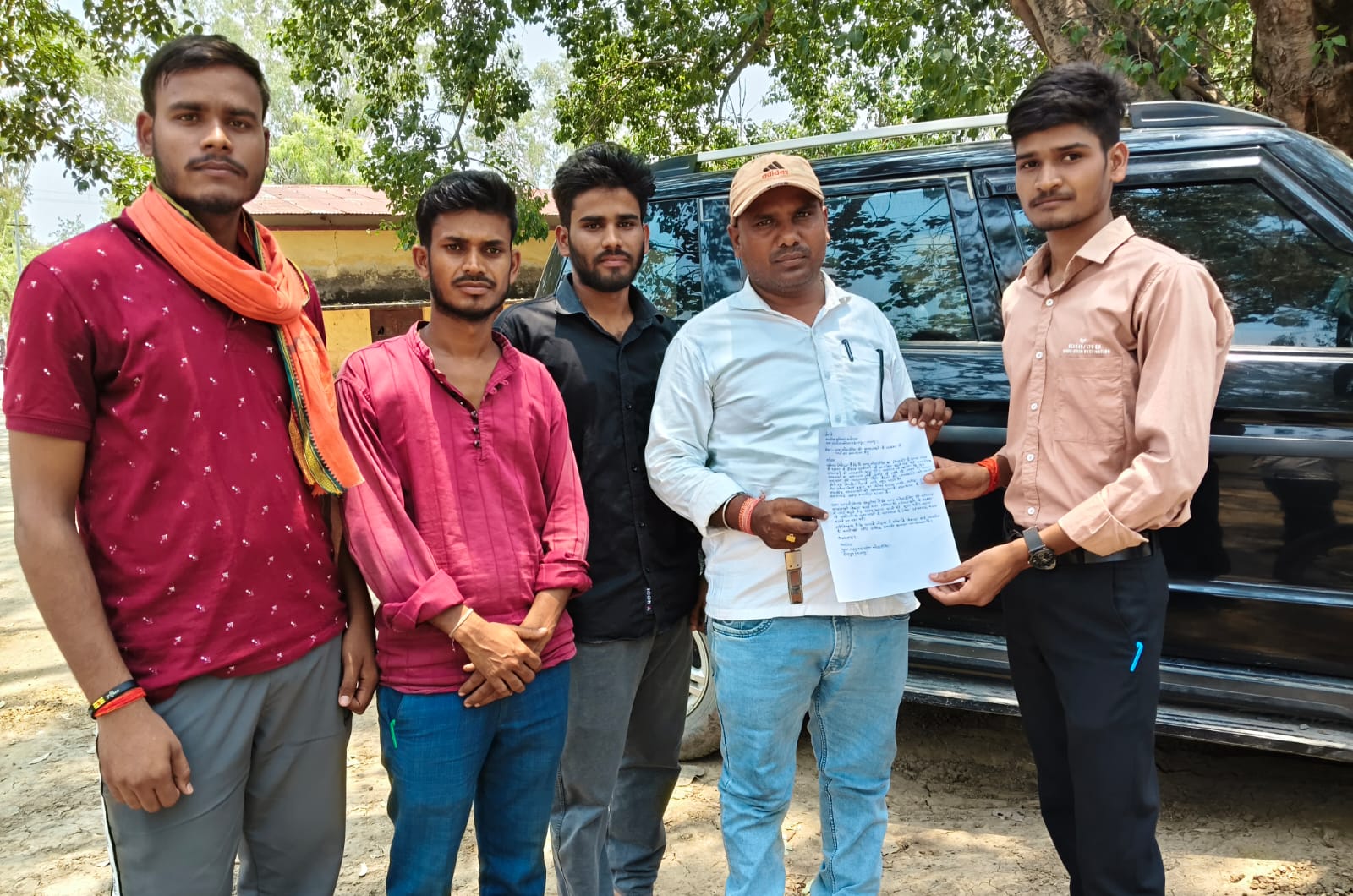 नली ना होने से गंदे पानी और कीचड़ से बेहाल ग्रामीण गोंसाईडीह, बच्चे हो रहे घायल।