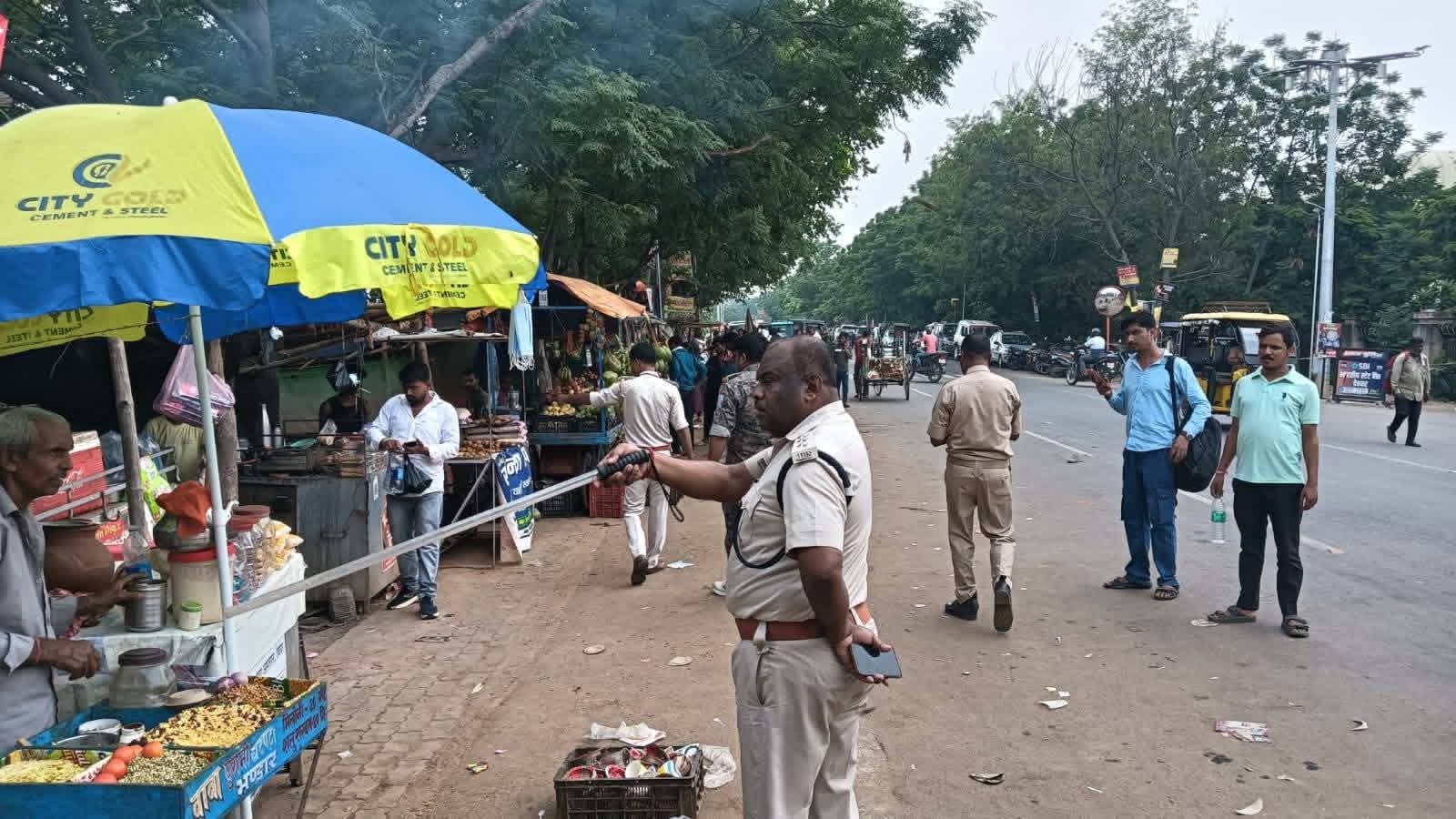 देवघर एम्स गेट पर चला अतिक्रमण हटाओ अभियान, अवैध बसों का कटा चालान