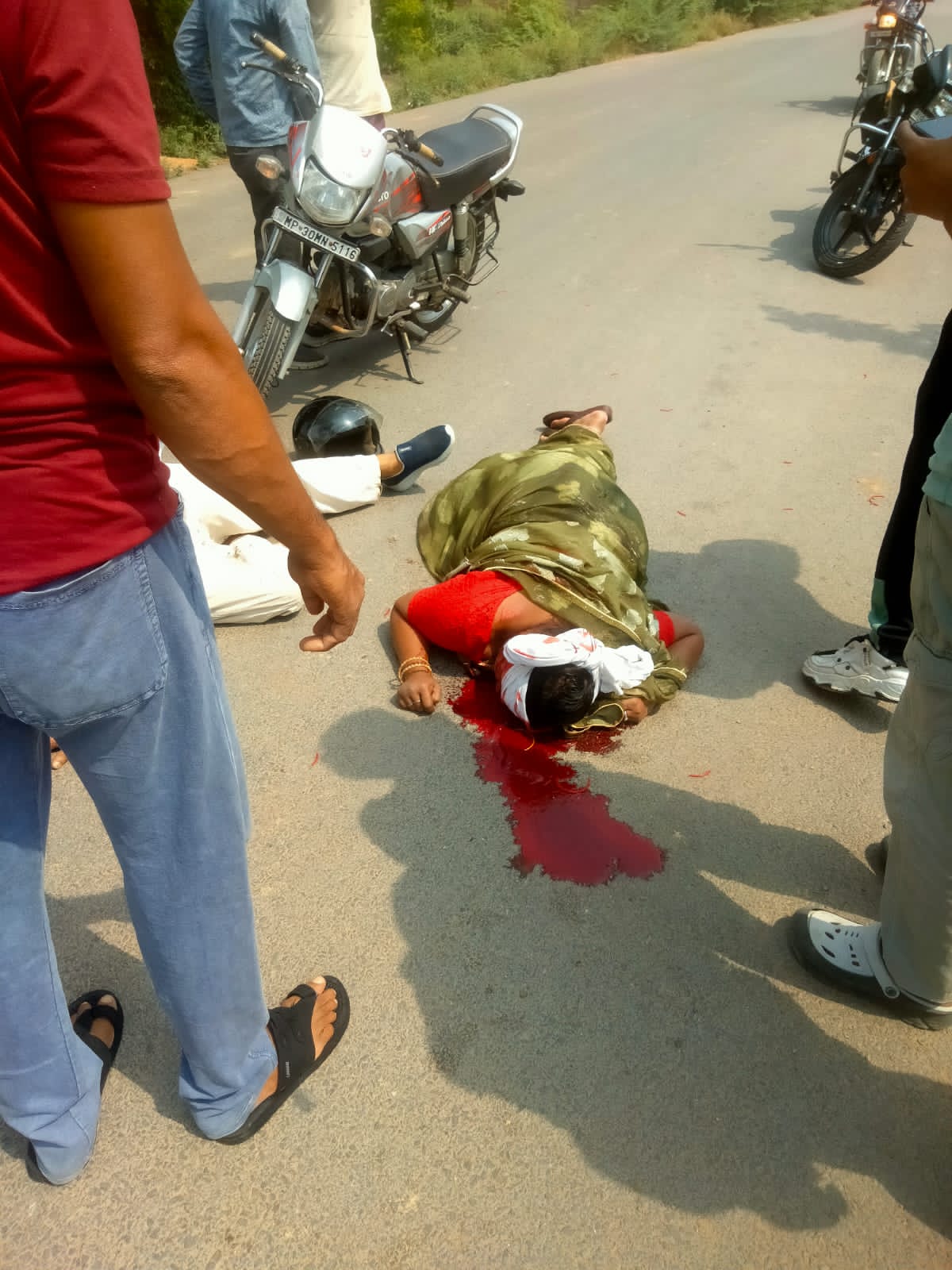सांड ने मोटरसाइकिल सवारों को मारी टक्कर, महिला की हालत नाजुक